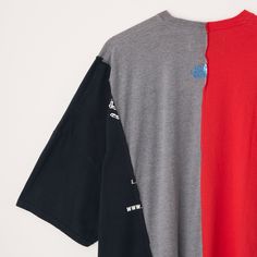 ４つのTシャツからパネルを取り出し、再構築したオーバーサイズドTシャツ。※こちらの商品は1点ずつリメイクのため写真と異なる場合がございます。※カラーの選択はできませんので予めご了承ください着用モデル H：182cm 着用サイズ：OS