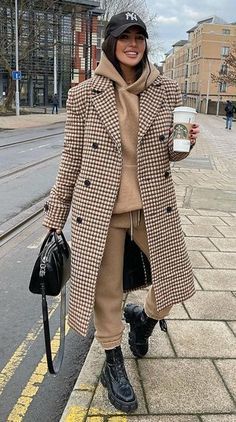 Discover cozy fall and winter outfit ideas perfect for chilly days! From layered looks to soft, warm fabrics, these outfits will keep you stylish all season. Comfy Fall Outfits, Ny Outfits, New York Outfits, Outfit Chic, City Outfits, Looks Street Style, Street Style Trends, Looks Chic