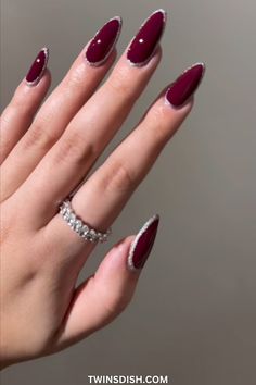 Dark red nail designs perfect for fall and early autumn. The best dark red nail ideas this year for almond and square shaped long nails. Gold Powder, Popular Nails, Hot Nails, Color Powder, Powder Makeup, Bright Eyes, Jade Carving, Cosmetics Brands, Gold Pattern