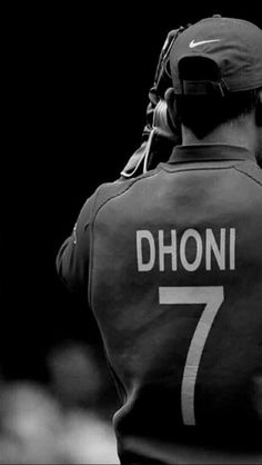 the back of a baseball player's jersey that says dhoni 7 on it