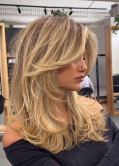 Blonde Hair With Brunette Roots, Honey Blonde Curtain Bangs, Acquired Style Hair, Blonde Hair Brunette Roots, Styl Grunge, Hair Foils