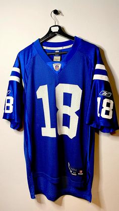 Camiseta vintage NFL Reebok.  Talla: M. (Amplia).  • Medidas:  • Ancho: 54cm.  • Largo: 70cm.  • Largo manga: 27cm. Sports Fan Accessories, Ncaa Football Teams, Vintage Reebok, Nfl Cheerleaders, Style Board, Nfl, Vintage Fashion, T Shirt, Clothes