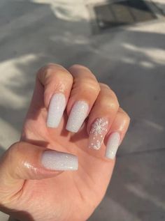 White glitter snowflake nails White Sparkly Nails, Formal Nails, Classy Acrylic Nails, Short Acrylic Nails Designs