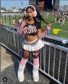 Y2k Fishnet Outfit, Fishnet Outfit Black Women, Pink Fishnet Outfit, Pink Y2k Outfit, Fishnet Outfit, Pink Fishnets, Layered Outfit, Womp Womp, Mode Rose