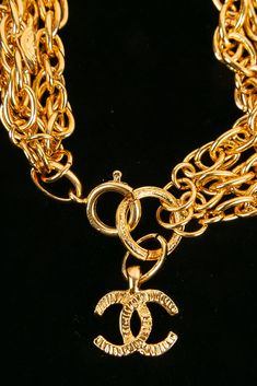 CHANEL -(Made in France) Bracelet en métal doré et médailles figurant des têtes de cheval. Condition : Très bon état Dimensions : Longueur : 21 cm Chanel Bracelet, Ysl Shoes, Chanel Chanel, Jimmy Choo Sunglasses, Bracelet Charms, Chanel Sunglasses, Gold Ounce, Trending Handbag, Dior Shoes