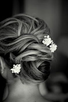 a woman's hair is shown with flowers in her hair and the words, visiter