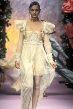 Insane Fashion, Ethereal Fashion, Fashion 1920s, Model Clothes, Amber Valletta, Fancy Clothes, Christian Fashion, Study Design, Elegant Lady