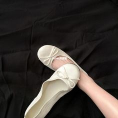 Olivia Mark - Parisian Silk Ballet Flats with Round Toe, Bow Detail, Low Heel, Easy Slip-On, Soft Silver Mary Jane Shoes Bubble Sleeve Top, High Heel Slippers, Ballerina Shoes Flats, Low Heel Sandals, Point Shoes, Heel Slippers, Pointed Toe Shoes, Jane Shoes, Open Toe Sandals