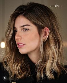 Short Beach Hair Brunette, Womens Hair Lengths, Fine Hair With Highlights, European Haircuts Women, Light Brown Mid Length Hair, Medium Length Balayage Brown, 2023 Medium Hair Trends For Women, Trending Haircuts 2023, Medium Length Mom Haircut