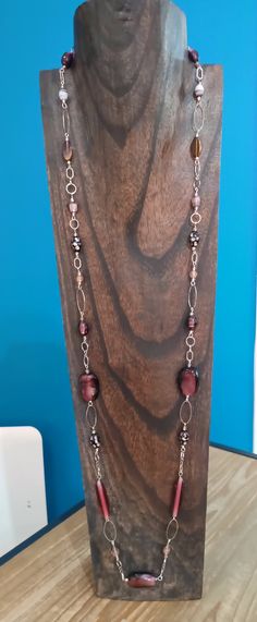 long necklace in blown glass beads and stainless steel (does not tarnish), gradient colors of pink, burgundy, purple. Length worn +/- 65 cm. Handmade jewelry.