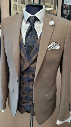 Beige Suits Wedding, Brown Suits For Men, Mens Fashion Summer Outfits, Black Suit Men, Classy Suits, Man Dressing Style, Men Fashion Casual Shirts