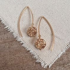 Elegant Glitter Dangle Jewelry, Gold Sparkling Minimalist Earrings, Minimalist Sparkling Gold Earrings, Adjustable Gold Jewelry With Glitter, Adjustable Gold Jewelry With Glitter Details, Adjustable Gold Glitter Jewelry, Elegant Glitter Gold Jewelry, Elegant Glittering Gold Jewelry, Gold Glitter Round Earrings