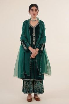 Shop for Rashi Jain Green Velvet Embroidered Kurta Set for Women Online at Aza Fashions Salwar Kamiz, Embroidery Suits Design, Embroidery Designs Fashion, Fancy Dress Design, Stylish Dress Book, Indian Designer Outfits, Embroidery Suits, Suit Designs, Kurta Set