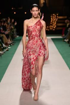 Victoria Beckham Spring 2025 Ready-to-Wear Collection | Vogue Sharara Ideas, Spring Fashion Runway, Nice Long Dresses, Lunch Date Outfit, Fashion Collection Inspiration, Fashion Courses, Runway Model, 2025 Fashion Trends, 2025 Trends