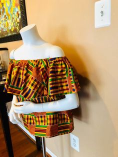 Gorgeous Kente off Shoulder Top for all occasions. Represent your culture in this beautiful Kente blouse. Top can be worn multiple ways. See picture. Top has comfortable elastic band at bust line. Size-Small, Medium & Large Ankara Off Shoulder Top, Ankara Tops Blouses, Ankara Top Styles, African Print Top, African Chic, African Tops, African Print Tops, Dress Ankara, African Print Dress Ankara