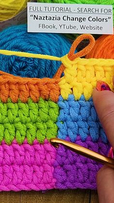 a hand holding a crochet hook in front of some colorful yarns with a sign that reads full tutor - search for nazzazia change colors?