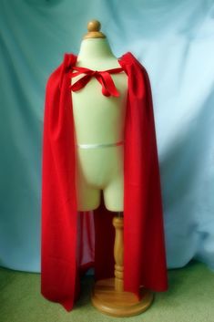 a mannequin wearing a red cape with the words no sew cape on it