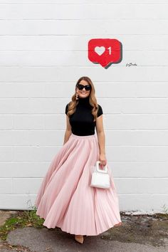 Pleated Midi Skirt Outfit, Floral Skirt Outfits, Light Pink Skirt