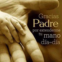 a close up of a baby's hand with the words gracias padre por extendeme tu mano diadia