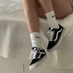 Estilo Vans, Mode Indie, Vans Aesthetic, Vans Old School, Vans Outfit, Shoe Inspo, Aesthetic Shoes, Swag Shoes