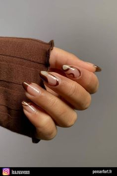 Ces ongles au design minimaliste présentent une base neutre ornée de tourbillons abstraits bruns, rayonnant d’élégance avec un soupçon de flair artistique. Minimal Manicure, Brown Nail Designs, Plaid Nail Designs, Sophisticated Manicure, Gradient Nail Design, Brown Nail Polish, Elegant Manicure