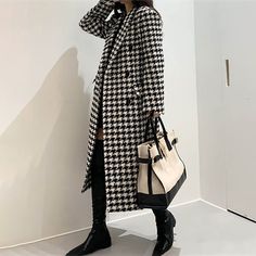 Plaid Outerwear, Tweed Overcoat, Woolen Coat Woman, Wool Jackets Women, Long Overcoat, Winter Collars, Long Coat Women, White Houndstooth, Houndstooth Pattern