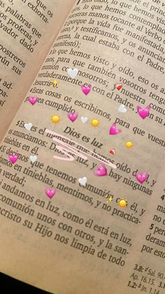 an open book with pink and yellow confetti on the pages, in spanish