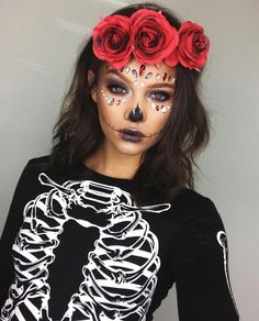 Makijaż Sugar Skull, Maquillage Halloween Simple, Halloween Makeup Sugar Skull, Sugar Skull Costume, Halloween Make-up Looks, Dead Makeup, Sugar Skull Halloween, Cute Halloween Makeup