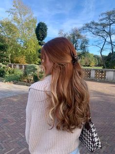 Hair Highlights For Ginger Hair, Ginger With Strawberry Blonde Highlights, Blond Highlights Red Hair, Caramel Highlights On Ginger Hair, Strawberry Blonde Hair On Brown Hair, Honey Blonde Highlights On Red Hair, Red Hair Inspo Color Copper, Colors For Strawberry Blondes Clothing