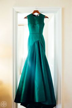 Vibrant Green Tory Burch Gown | Noa Griffel Photography | See More! http://heyweddinglady.com/fab-bridal-alternatives-white-wedding-dress/ Structured Dresses, Emerald Gown, Weddings Dress, Modest Formal Dresses, Long Gowns, Dress Closet, Pageant Gowns, Green Prom Dress, Satin Prom Dress