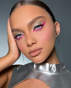 Neon Eyeliner Looks, Spring Makeup Trends, Makeup 2023, Rising Sign, Neon Makeup, Rave Makeup, Night Walk, Evening Makeup