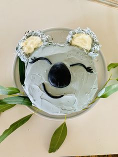 Easy simple koala cake Easy Koala Cake, Koala Cakes, Cheetah Cake, Koala Cake, Australia Cake, Koala Party, Koala Birthday, Animal Birthday Cakes, Panda Party