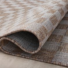 a close up view of a rug with woven material on the bottom, and an area that looks like it has been made out of wicker