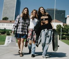 How to Do Summer Grunge Style Grunge 1990s, Grunge Kids, Grunge Outfits 90s, 1990 Style, Moda Grunge, Look Grunge, 90s Fashion Grunge, Fashion 90s