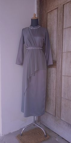 Braidsmaid Hijab, Braidsmaid Hijab Style, Model Dress Kebaya, Braidsmaid Dresses, Elegant Silk Dresses, Hijab Wedding, Simple Bridesmaid Dresses, Stylish Short Dresses, Fashion Muslim