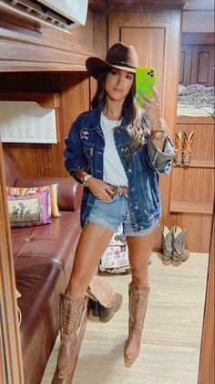 Looks para Barretos e Rodeios - Patricia Cella Traje Cowgirl, Look All Jeans, Trendy Mom Outfits, Botas Western, Outfit Botas, Tin Haul, Cowgirl Look, Country Cowgirl, Country Style Outfits