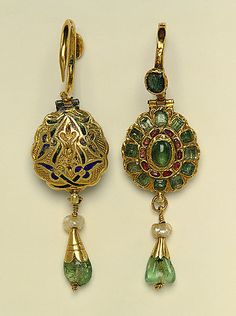 Earring - islamic 17th Century gold, enamel, ruby, emerald and pearl earrings from Morocco (Metropolitan Museum) Historical Jewellery, Art Earrings, Orff, Ancient Jewelry, Ruby Earrings, Emerald Earrings, Gold Enamel, Antique Jewellery, Indian Jewellery