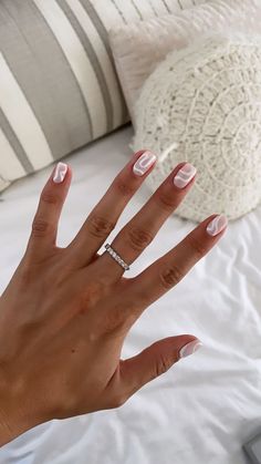 White Swirl Gel Nails, Nail Designs For Short Nails Wedding, Gel Nails With Swirls, Nails For White Outfit, White Short Manicure, Cute Neutral Nails With Design, Nail Art White And Pink, Nails 2023 Trends Natural Look, Manicure White Design