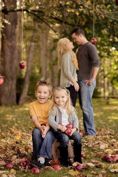 Family Of 4 Photo Pose Ideas, Family Foto Ideas, Fall Family Of Four Photos, Family Pictures Ideas With Kids, Family Of Four Fall Photos, Fun Family Photo Poses, Family Photoshoot 4 People, Family Thanksgiving Pictures Photo Ideas, Fun Family Photo Ideas Creative