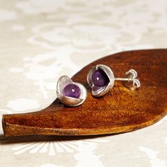 Shiny silver or oxidized silver stud earrings, decorated with freshwater pearls or amethysts, natural-inspired piece, ideal for celebrations and weddings. CHECK OUR PROFILE IF WE HAVE ANY OFFER OR CODE AVAILABLE! https://www.etsy.com/es/shop/AtelierBcnJoiaShop ► We know that this year the world is a little crazy. The online sales have made the normal shipping services collapse, so from the team of Atelier BCN Joia we wanted to make the effort and propose that buying 2 pieces we make you a FREE a Handmade Silver Pearl Earrings As Gift, Unique Sterling Silver Pearl Earrings As Gift, Handmade Silver Pearl Earrings For Gift, Delicate Silver Pearl Earrings For Gift, Purple Pearl Earrings For Pierced Ears As A Gift, Purple Pearl Earrings As Gift, Purple Pearl Earrings Gift, Purple Pearl Earrings For Gift, Unique Nickel-free Pearl Earrings