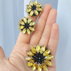 Incredibly delicate sunflower earrings. The set includes a brooch Sunflower. Sunflower Earrings, Earrings Beaded, Yellow Flower, Boho Earrings, Flower Earrings, Jewelry Earrings Studs, Yellow Flowers, Favorite Jewelry, Etsy Earrings