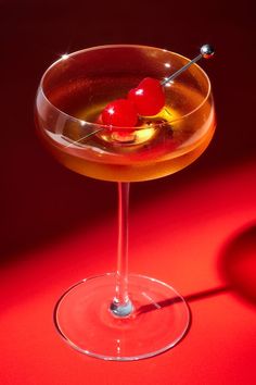 Manhattan Drink, Manhattan Recipe, Lychee Martini, Pickup Line, Vintage Cocktails, Manhattan Cocktail, Red Cocktails, Cocktail Photography, Jazz Bar