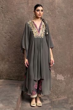 Yoke Designs For Kurtis, Unique Kaftan Designs, Kaftan Ideas, Long Kurti Patterns, Mehandi Outfits, Diwali 2024, Grey Mirror, Pakistani Party Wear