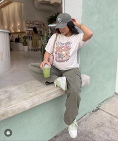 Maternity Outfits Street Styles, Maternity Streetwear, Pregnancy Outfits Street Style, Baggy Jeans Maternity Outfit, Oversized Tshirt Outfit Maternity, Pregnant Baggy Outfits, Y2k Pregnancy Outfits, Pregnancy Outfits Work