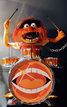 a child's drum set with an image of the muppet