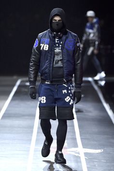 Philipp Plein | Menswear - Autumn 2017 | Look 12 Cyberpunk Men, Tech Wear, Cyberpunk Clothes, Urban Ninja, Cyberpunk Style, Futuristic Fashion, Motorcycle Outfit, Tech Fashion