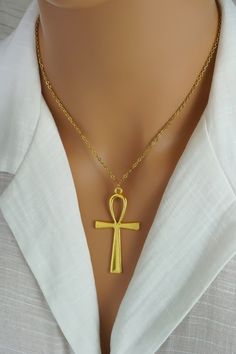 Huge antique gold colored Egyptian ankh charm necklace or keychain. This necklace includes: - gold plated ankh charm (size 55 mm | 2 1/8 inch) - gold plated anchor chain (14 to 36 inches) or keyring To Add Initials: http://etsy.me/1GtpsWW To Add Birthstones: http://etsy.me/1PFtE6K Looking for more jewelry? Visit our shop: https://cppewter.etsy.com ♥ SHIPPING INFO ♥ We ship twice a week, usually Mondays and Thursdays. To USA: - Provider: Chit Chats Express (who deals directly with USPS) - Arrival Gold Ankh Necklace, Ankh Pendant, Egyptian Ankh, Gold Schmuck, Ankh Necklace, Anchor Chain, Chit Chat, Oils For Skin, Pure Gold