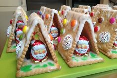 there are many decorated gingerbread houses on the table