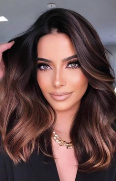 Mechas balayage: Los 10 tipos que más se van a llevar este 2022 Mocha Hair, Highlights For Dark Brown Hair, Oval Face Haircuts, Brunette Hair With Highlights, Chocolate Hair, Dark Brown Hair Color, Long Brown Hair, Brown Blonde Hair