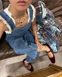 Levi’s Overalls Outfit, Denim Overalls Outfit Aesthetic, Levis Overalls Outfit, Summer Overall Outfits, European Spring Outfits, Levi Overalls, Salon Outfits, Outfit Levis, Shooting Pose